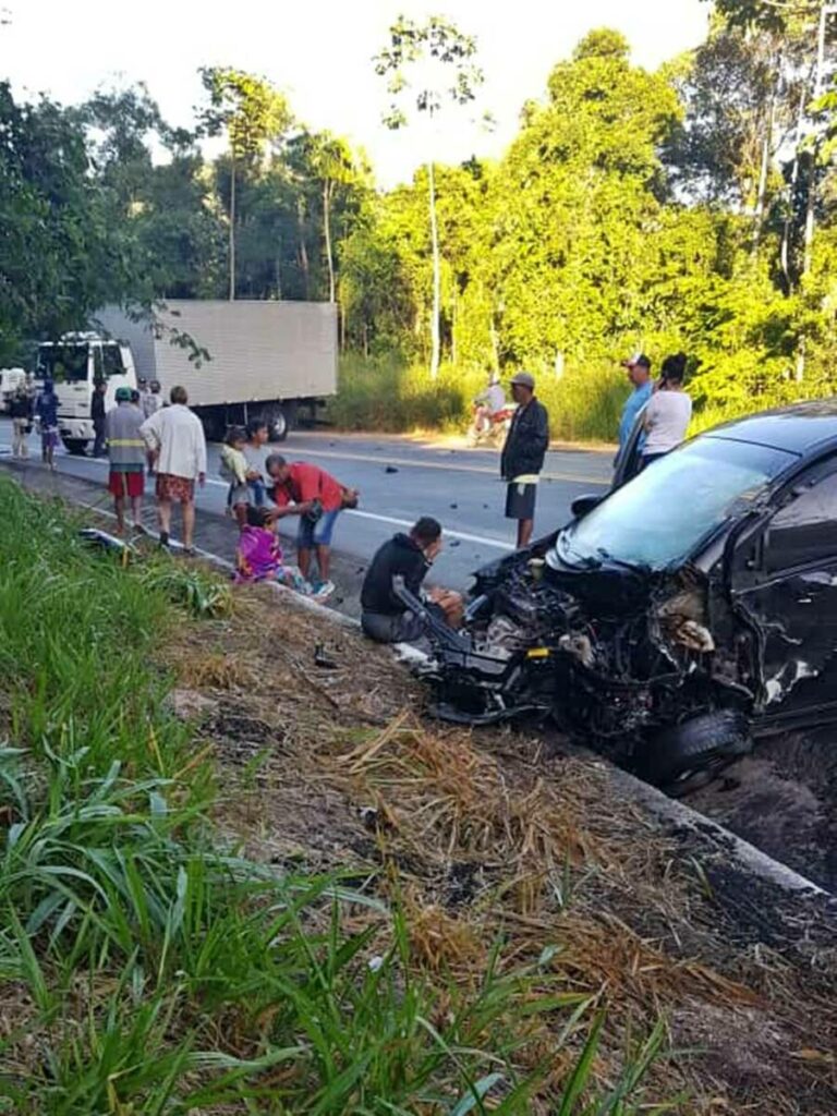 Homem-fica-gravemente-ferido-em-acidente-entre-carro-de-passeio-e-caminhao-na-BR-262