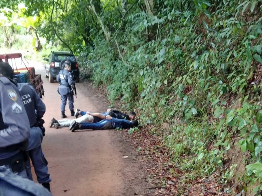 Bandidos-roubam-casa-trancarem-moradores-no-banheiro-e-sao-presos-em-Domingos-Martins-1