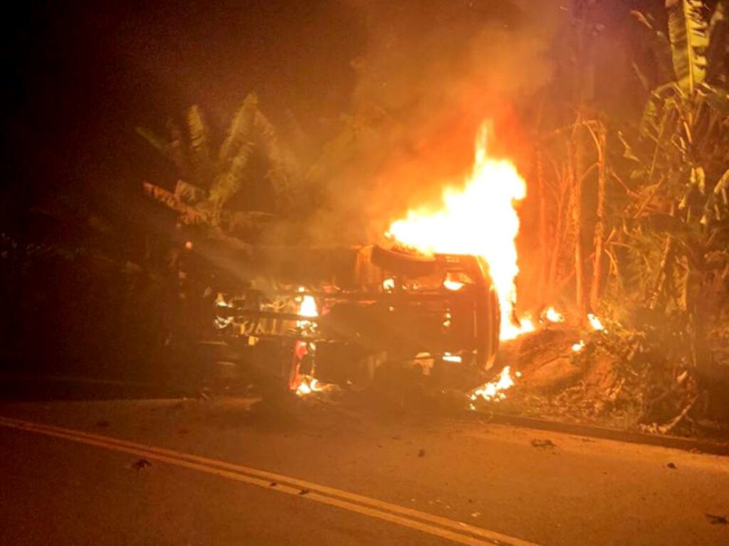 Bombeiros-trabalham-por-varias-horas-para-apagar-o-fogo-que-consumiu-uma-carreta-apos-acidente-o-motorista-morreu-carbonizado-1