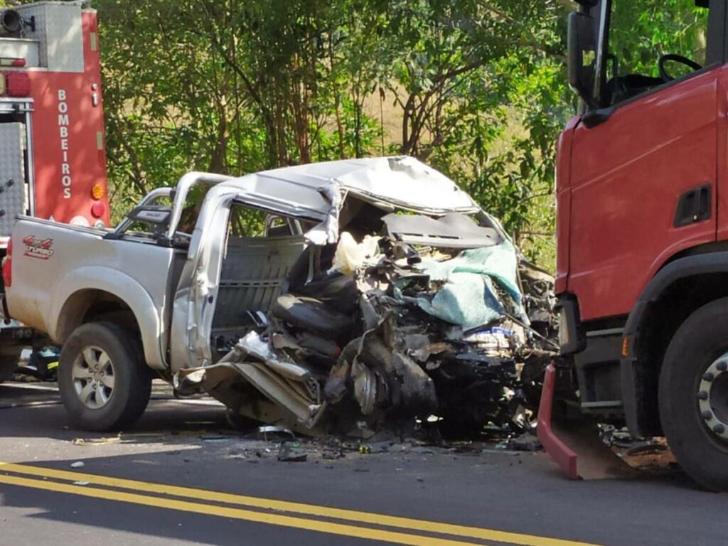 Hilux-bate-em-carreta-e-duas-pessoas-morrem-na-BR-262-1