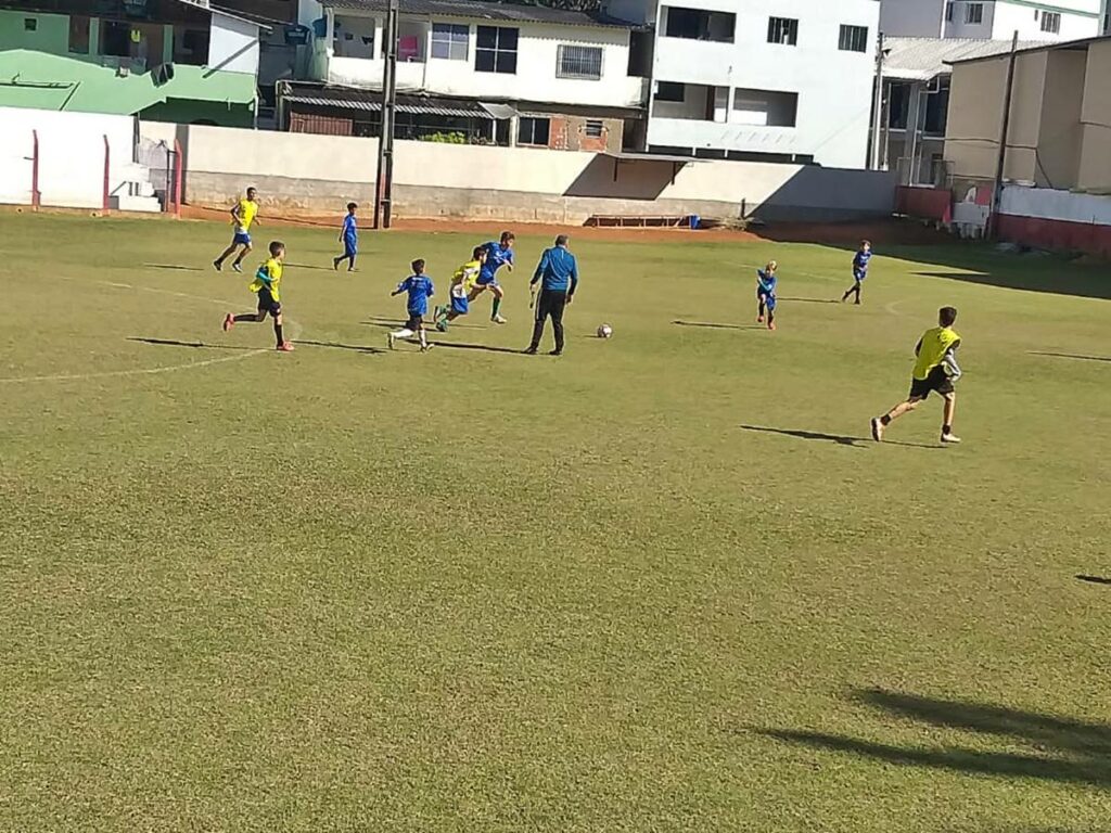 Apos-a-conclusao-da-competicao-de-futebol-os-meninos-de-Marechal-Floriano-retornam-ao-campo-1