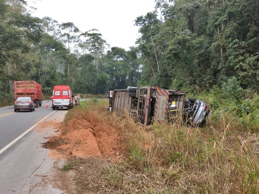 Carreta-cegonha-tomba-na-BR-262-e-fere-motorista