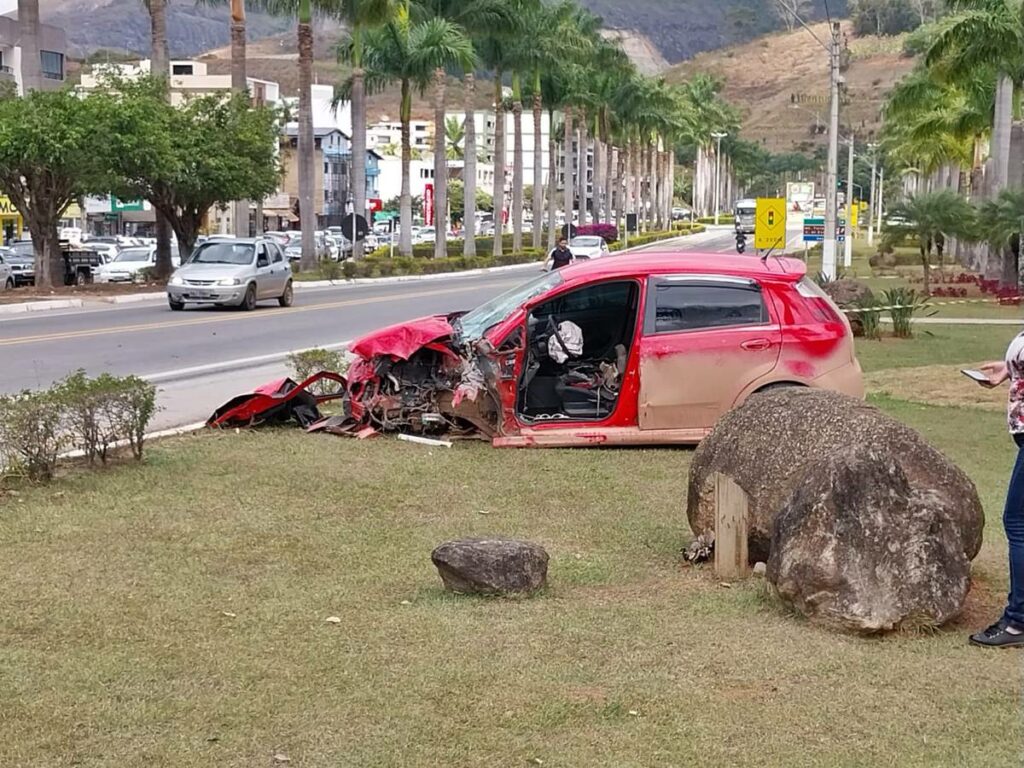 Motorista-fica-feridos-apos-colidir-com-carreta-na-BR-262-em-Venda-Nova-do-Imigrante