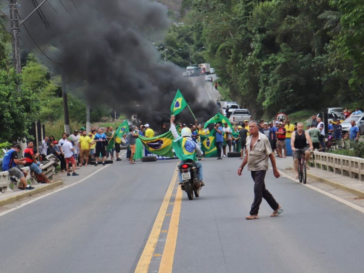 Contra-Lula-e-a-favor-de-Bolsonaro-manifestantes-fecham-a-BR-262-em-Marechal-Floriano