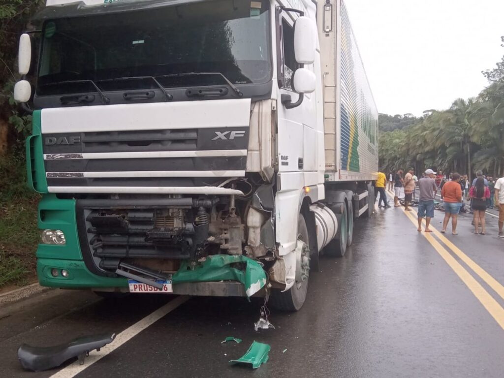 Motociclista-morre-apos-colidir-com-carreta-na-BR-262-em-Domingos-Martins