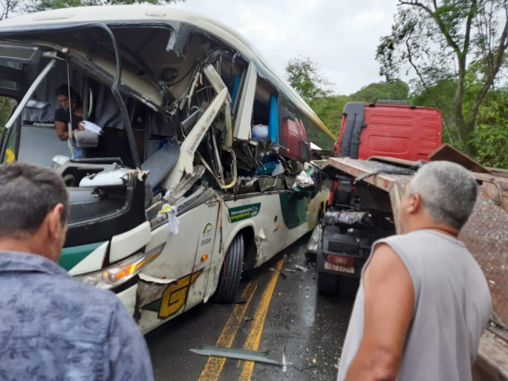 Onibus-e-carreta-batem-na-Curva-da-Morte-da-BR-262-e-rodovia-e-totalmente-fechada