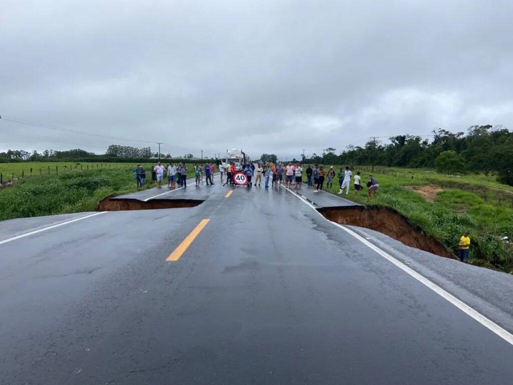 Rodovia-federal-e-totalmente-interditada-no-Espirito-Santo-apos-cratera-destruir-pista