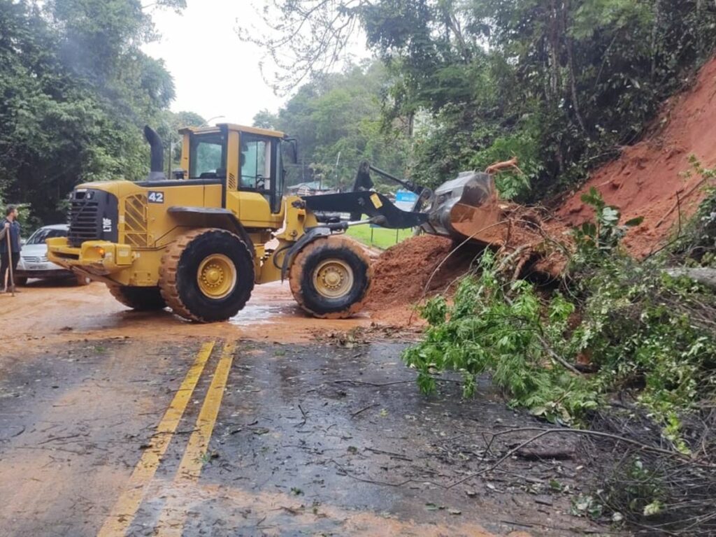 Barreira-volta-a-cair-em-uma-das-pistas-da-BR-262-e-DNIT-monitora-rodovia1