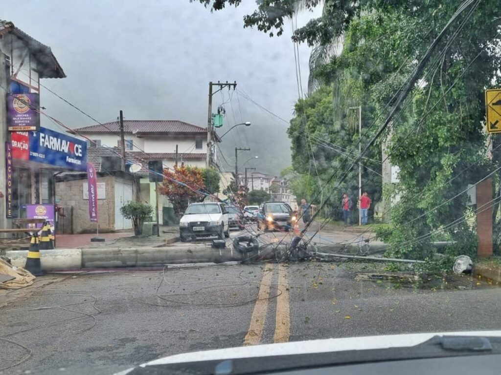 Caminhao-derruba-poste-e-interdita-rodovia-em-Araguaya-Marechal-Floriano3