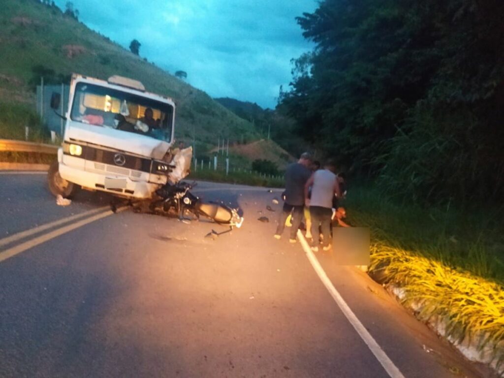 Colisao-entre-moto-e-caminhao-deixa-um-morto-em-Afonso-Claudio