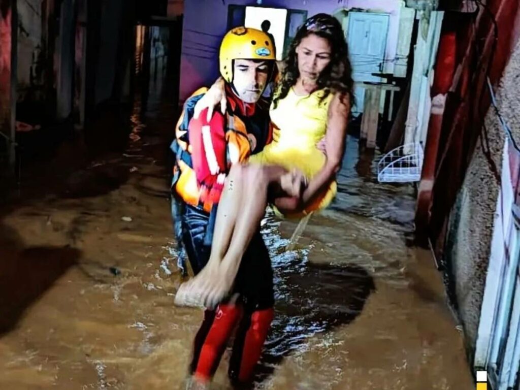 Moradores-sao-retirados-de-casas-pelos-bombeiros-apos-corrego-transbordar-em-Marechal-Floriano