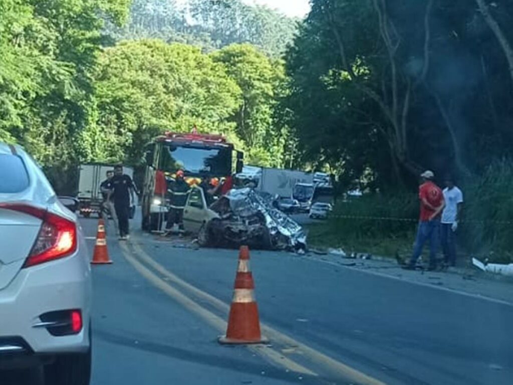 Uma-pessoa-morreu-e-tres-ficam-feridas-em-acidente-entre-caminhao-coletor-de-lixo-e-carro-de-passeio1