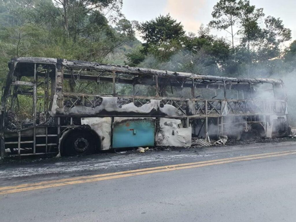 Onibus-de-turismo-pega-fogo-na-BR-262-e-bagagens-dos-passageiros-sao-destruidas