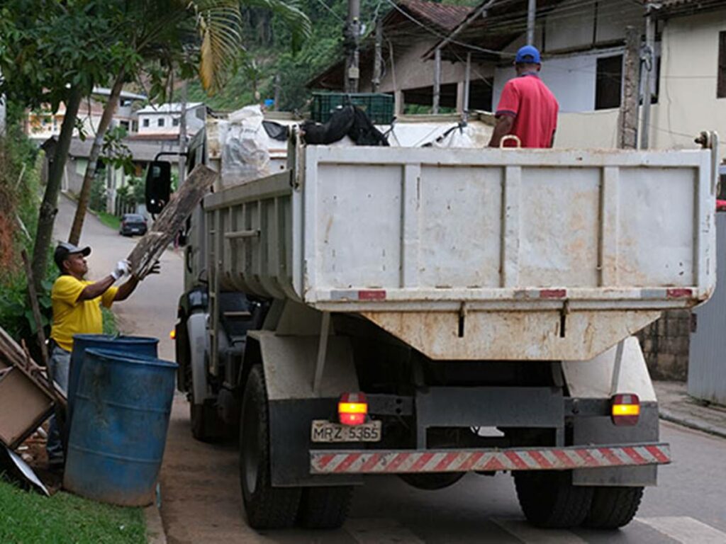 Acao-Rapa-Tudo-recolhe-entulhos-e-residuos-que-acumulam-agua-em-Marechal-Floriano