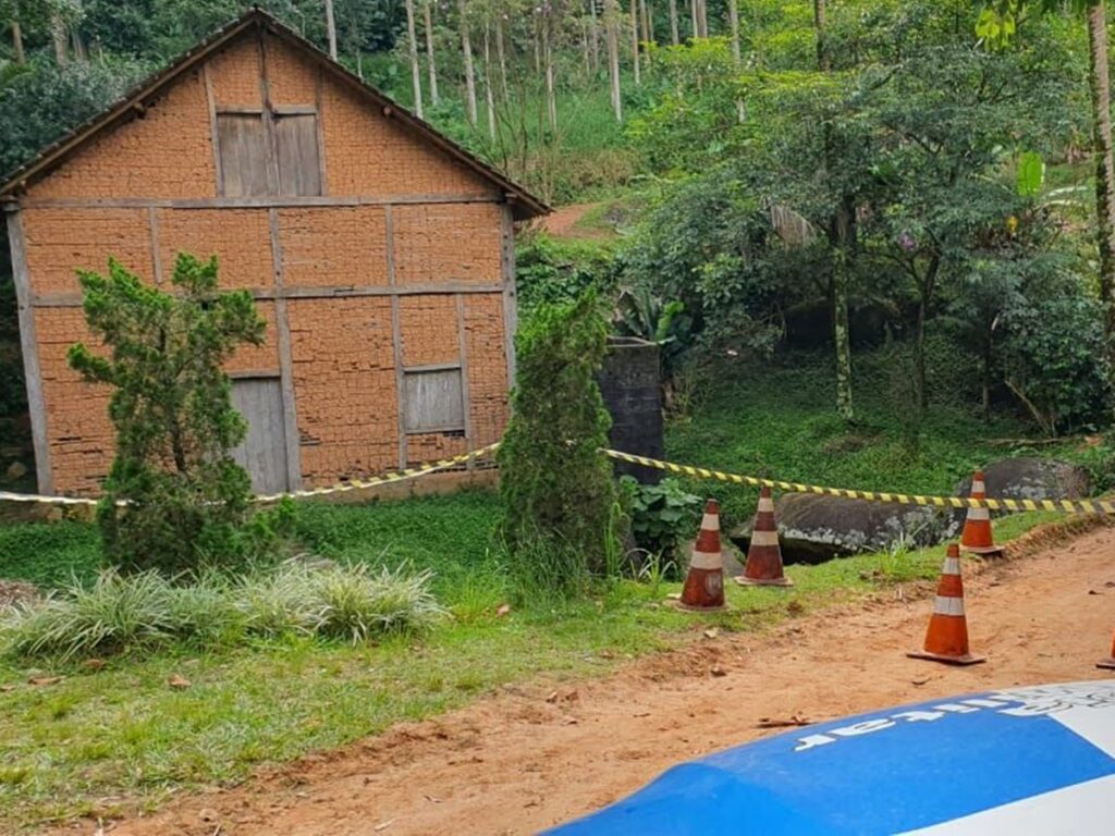 casa-velha-policia