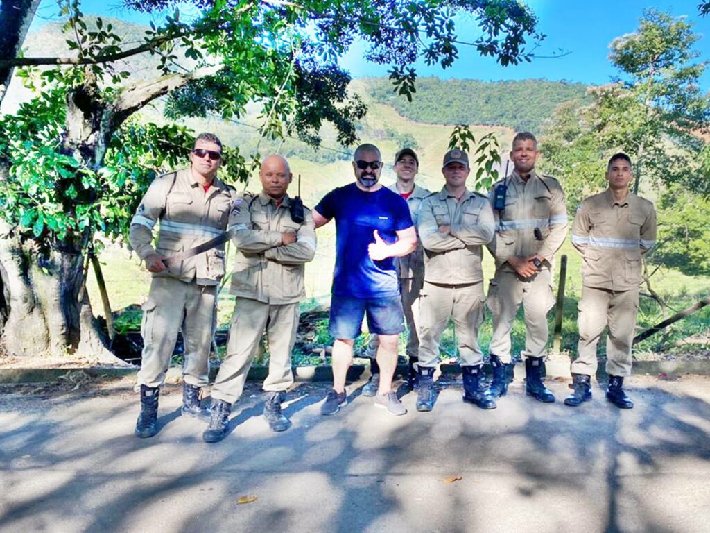 Homem-e-resgatado-apos-cair-em-mata-ao-perder-o-controle-de-parapente-em-Alfredo-Chaves