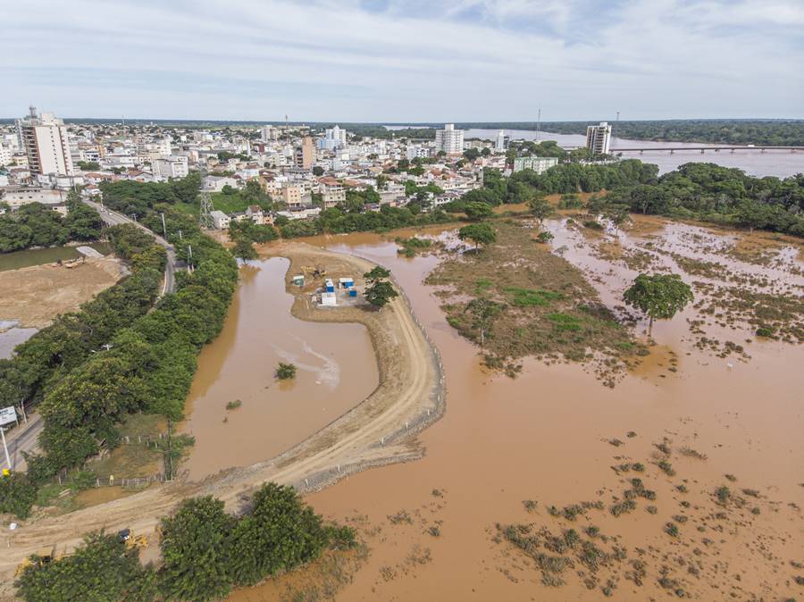 river-flooding-due-rain-causes-large-mud-dam-that-prevents-rivers-from-meeting