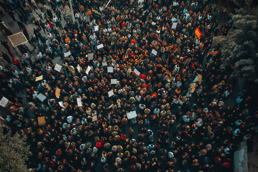 arab-people-demonstrating-together