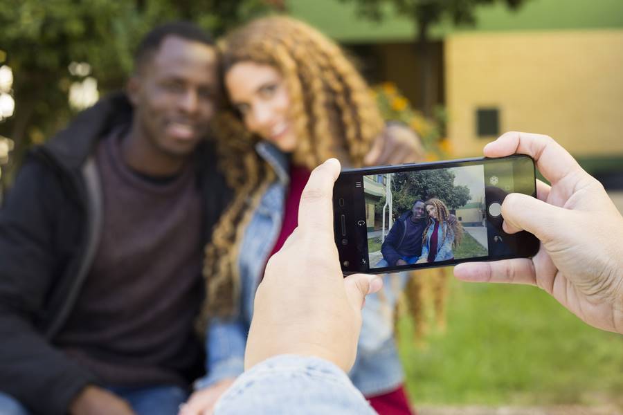 taking-photo-afro-american-couple