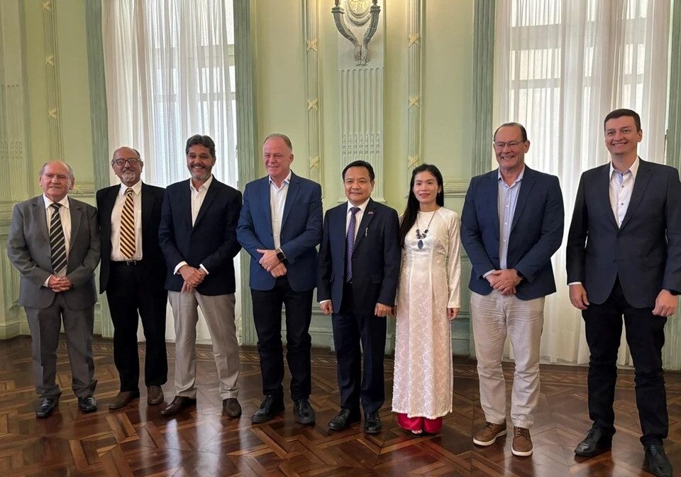 Foto visita embaixador Vietnã à sede do Governo do ES