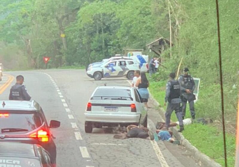 TRES homens presos na estrada